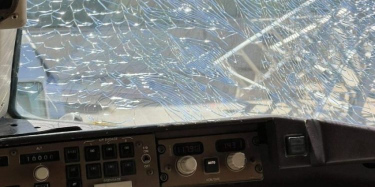 Delta Air Lines’in kokpit camı uçuşun ortasında çatladı