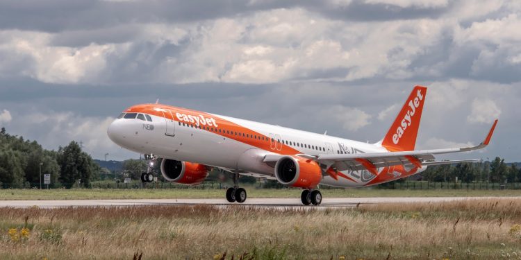 Pilotun omzu çıktı easyJet acil indi