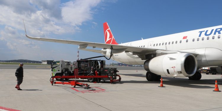 Uçaklara yakıt 80 km uzunluğa sahip borularla veriliyor