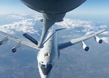 NATO AWACS uçağına havada yakıt ikmali