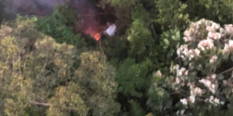 Kamerun’da 11 mürettebatlı uçak düştü