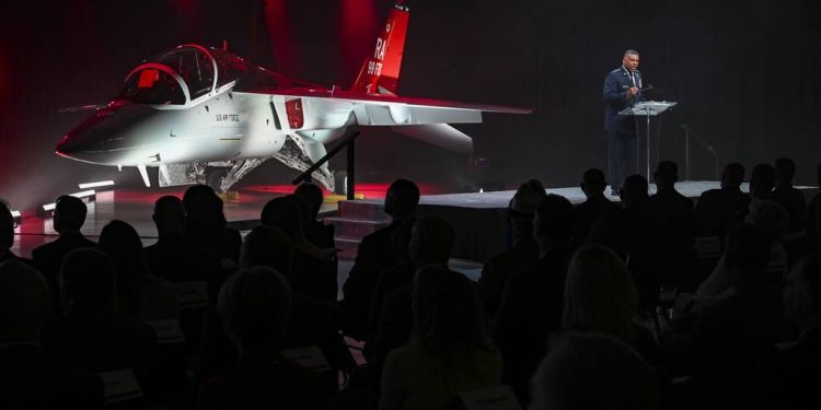Boeing, yeni T-7 Red Hawk eğitim uçağını tanıttı