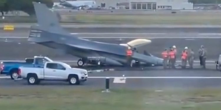 Tayvan’a ait F-16 Hawaii’de sert iniş yaptı