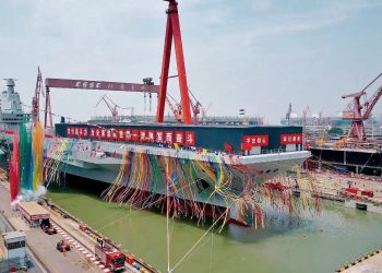 Çin, üçüncü uçak gemisini suya indirdi