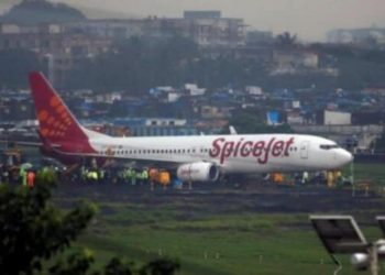 Motoru alev alan uçak acil iniş yaptı