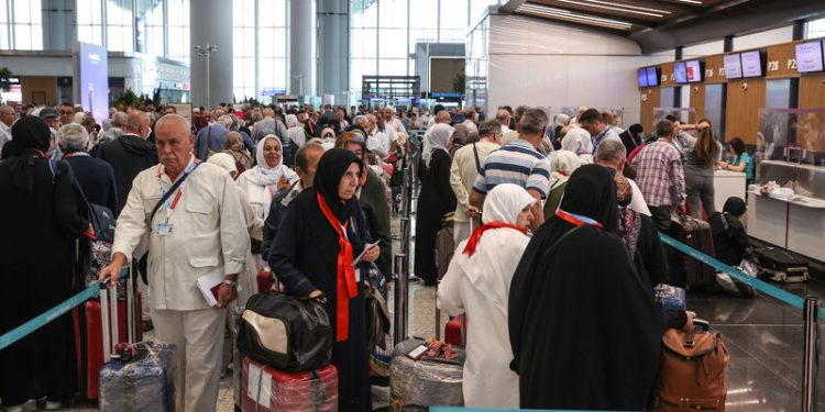 İstanbul Havalimanı’ndan ilk hac kafilesi dualarla uğurlandı