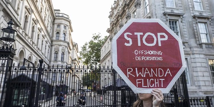 İngiltere, sığınmacıları Ruanda’ya göndermede ısrarcı