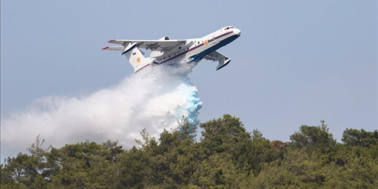 Azerbaycan’dan gelen uçak, yangına müdahale ediyor