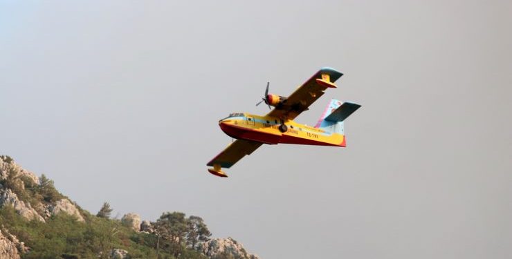 THK’nın CL-215 uçakları Datça’daki yangında görev aldı