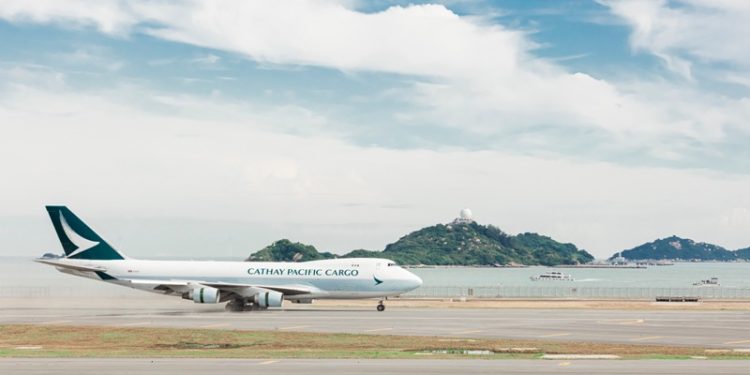 Cathay’in B747’si yeni piste teker koyan ilk havayolu oldu