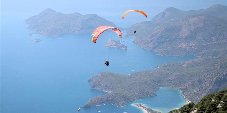 Babadağ’dan ilk 6 ayda 54 bin yamaç paraşütü uçuşu yapıldı