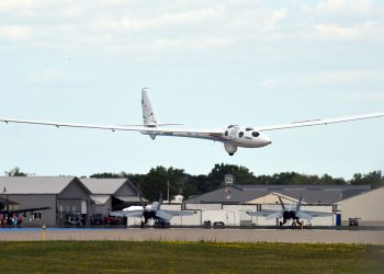 Perlan 2 planör ilk uçuş gösterisini AirVenture’de yaptı