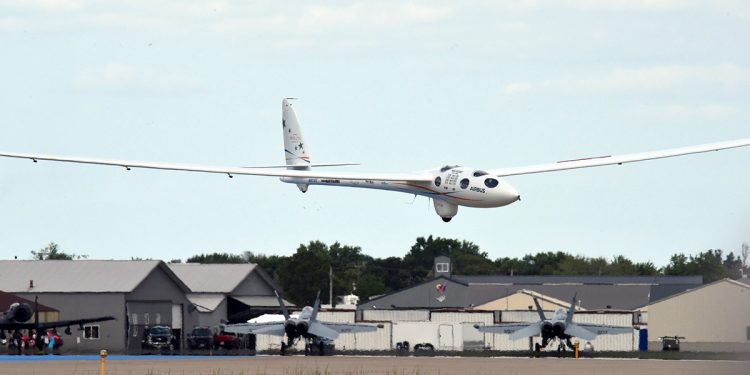 Perlan 2 planör ilk uçuş gösterisini AirVenture’de yaptı