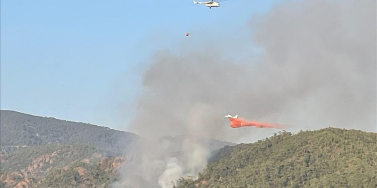 Marmaris’teki orman yangını 10 helikopter ve 5 uçakla söndürüldü