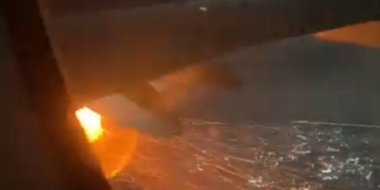 Viva Aerobus motoru havada alev aldı