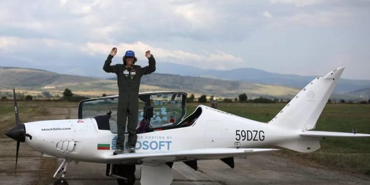 17 yaşında dünyanın çevresini tek başına uçan en genç kişi oldu