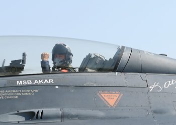 Bakan Akar F-16 kokpitinde