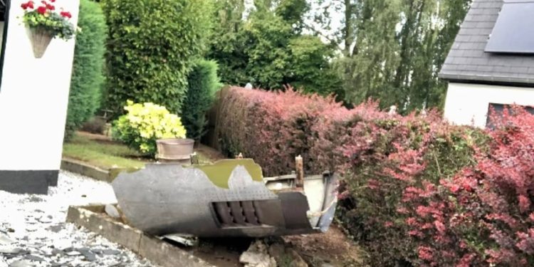 Boeing 747 motor parçası evin üzerine düştü