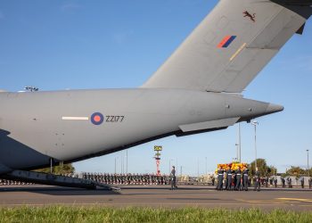 2. Elizabeth’in cenazesini taşıyan uçağı 4,8 milyon kişi izledi