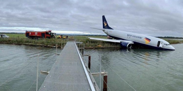 Fransa’da kargo uçağı pistten çıktı