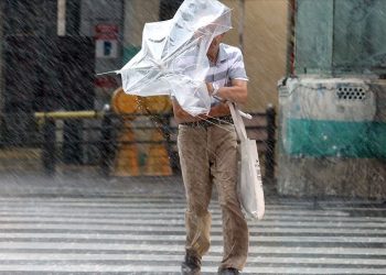 Japonya’da tayfun alarmı: Havayolları 500’den fazla seferi iptal etti