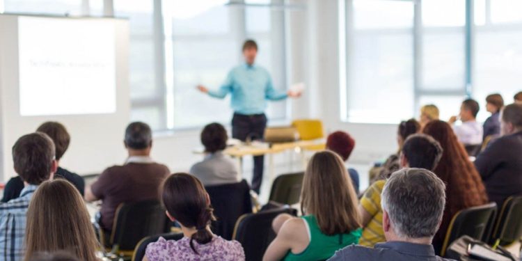 Lisansüstü çalışmalar yaparak uzmanlaşmak!