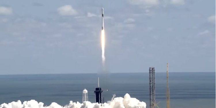 İlk defa bir Rus kozmonot taşıyan Space X uzaya fırlatıldı
