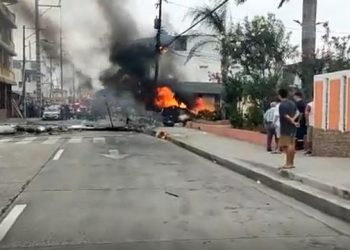 Ekvador’da küçük uçak sokağa düştü: 2 kişi öldü