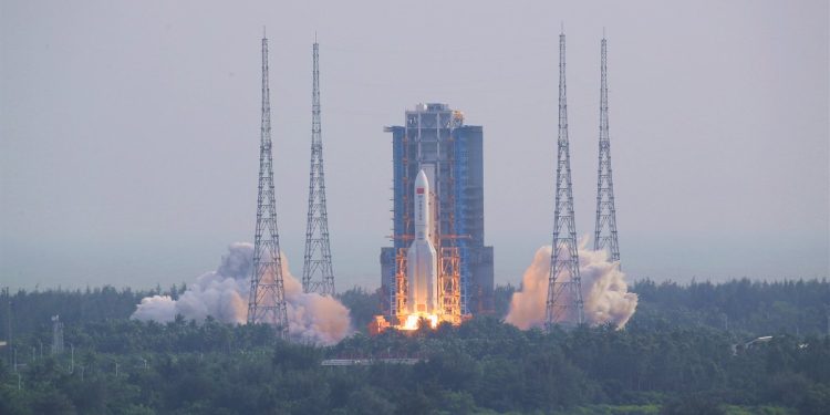 Çin roketi Türkiye’ye mi düşecek? TUA’dan açıklama geldi
