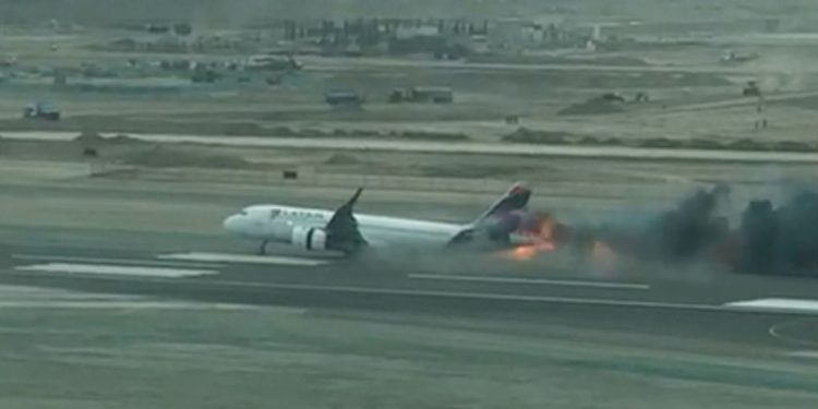 Havalanmak üzere olan yolcu uçağı itfaiyeye çarptı