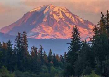 Gün batımında Mount Rainier