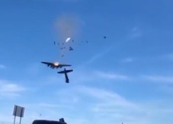 ABD’de iki tarihi uçak havada çarpıştı