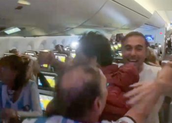 Arjantinli taraftarlar Dünya Kupası sevincini THY uçağında yaşadı