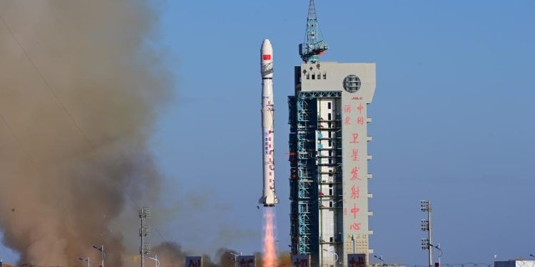 Çin, 2 yer gözlem uydusunu uzaya fırlattı