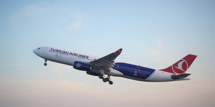 THY’nin Şampiyonlar Ligi temalı uçağı gökyüzünde