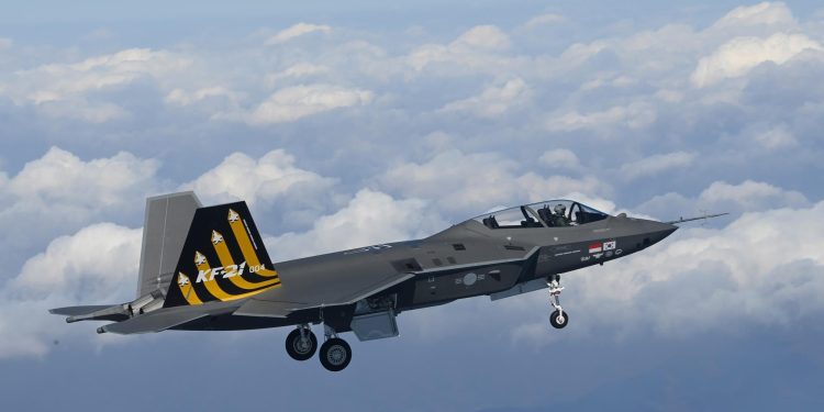 KF-21’in iki koltuklu varyantı ilk uçuşunu yaptı