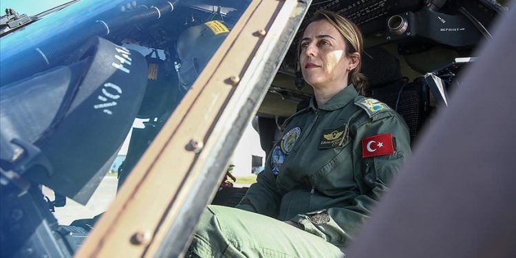 Depremzedelere helikopterle yardımı Burcu Yarbay ulaştırıyor