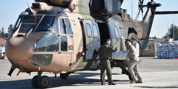 Depremzedelere helikopterlerle yardımlar sürüyor