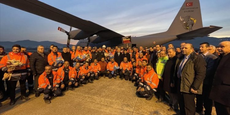 Zonguldaklı madenciler havalimanında çiçeklerle karşılandı