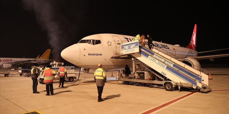 Deprem bölgesinden kaç uçak seferi gerçekleştirildi?