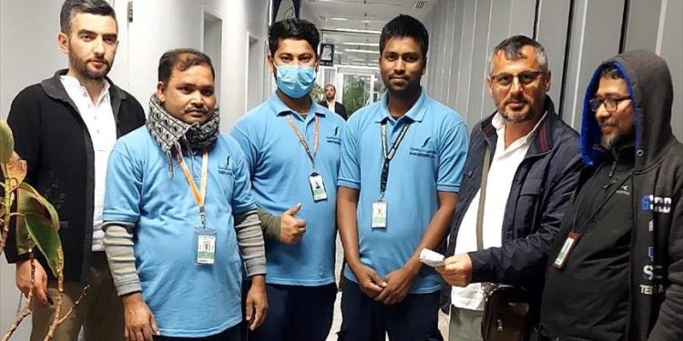 Cidde Havalimanı temizlik görevlileri Türkiye kafilesi ile bağış gönderdi