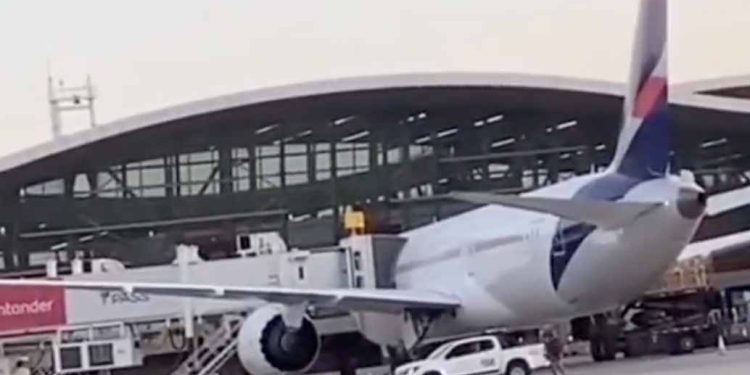 Uçaktaki 32 milyon doları çalmak için havalimanını bastılar