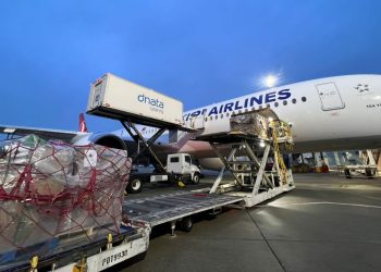 THY’nin 400. uçağı ilk tarifeli seferinde deprem bölgesine yardım taşıdı