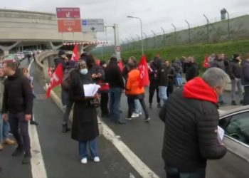 Fransa’da göstericiler, CDG Havalimanı girişini kapattı