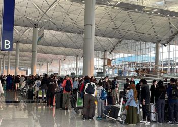 Hong Kong Havalimanı’nda yüzlerce uçuş aksadı