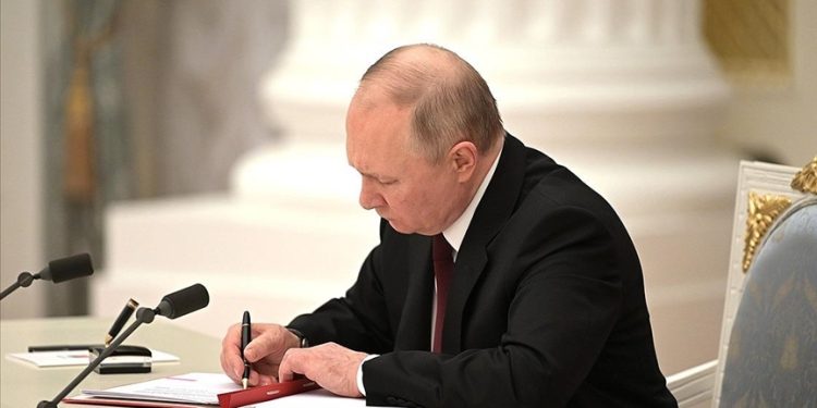 Putin, Rusya ile ABD arasındaki nükleer füze anlaşmasını askıya aldı