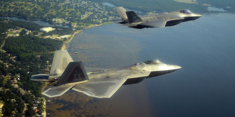 F-35 ile F-22, 2070’e kadar birlikte olacak!