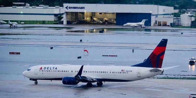 Havalimanı göle döndü, uçuşlar durduruldu