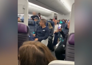 Yolcu ve kabin ekibinin kavgası uçağı geri döndürdü