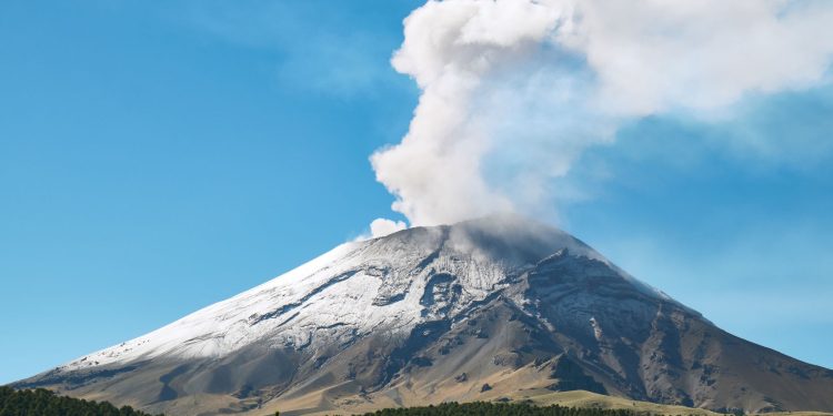 Popocatepetl’den kül yağdı, uçuşlar askıya alındı